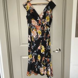 Socialite Women’s Black & Floral Dress | Size Medium | Cute Back Detail